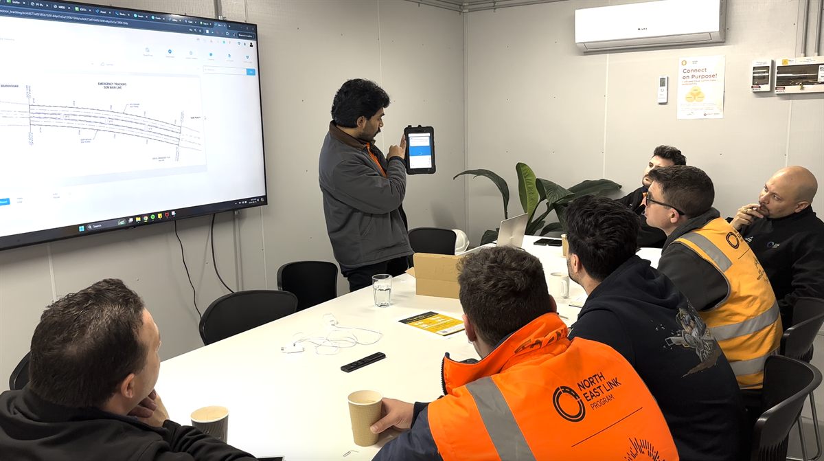 Site team reviewing a live tunnel tracking view during a briefing